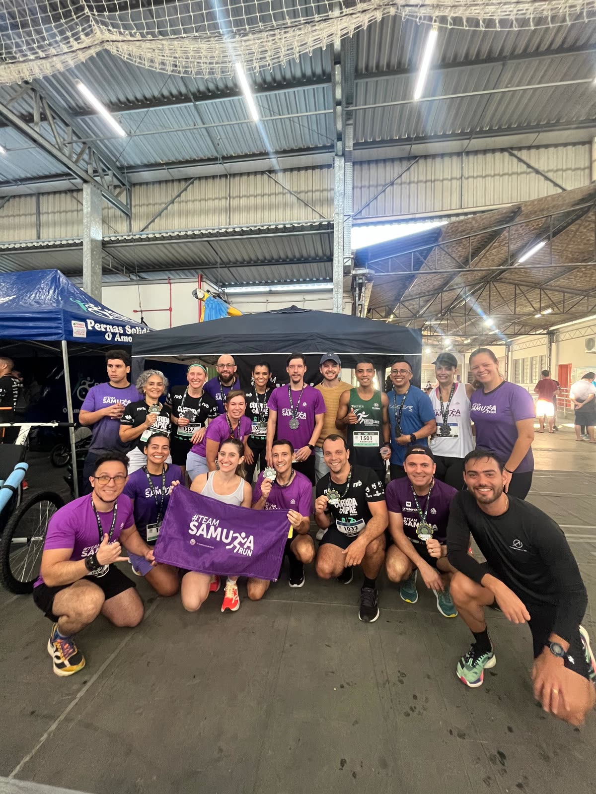 Atletas do Team Samuka Run com medalhas após a prova
